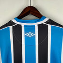 camisa-camiseta-manga-longa-gremio-gremio-banrisul-umbro-versao-versao-torcedor-masculina-23-24-home-casa-i-principal-1-azul-preto-preta-branca-branco_4