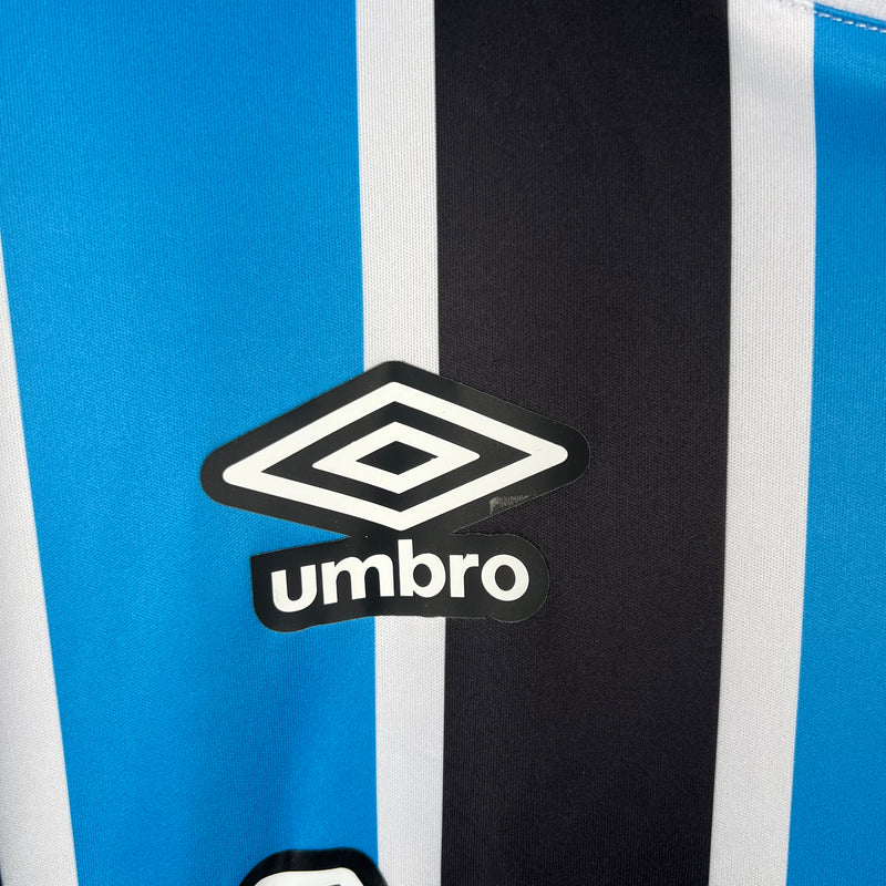 camisa-camiseta-manga-longa-gremio-gremio-banrisul-umbro-versao-versao-torcedor-masculina-23-24-home-casa-i-principal-1-azul-preto-preta-branca-branco_7