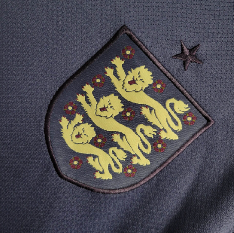 camisa-camiseta-manga-longa-inglaterra-nike-selecao-selecao-inglesa-versao-versao-torcedor-masculina-24-25-away-fora-ii-secundaria-2-bellingham-jude-harry-kane-branco-branca-azul-roxa