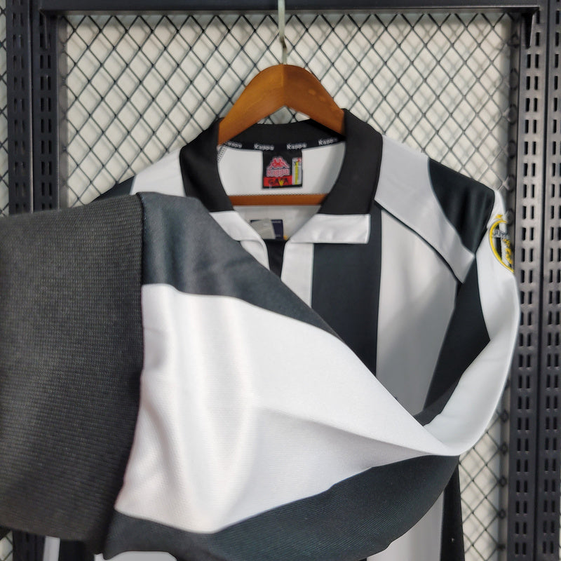 camisa-camiseta-manga-longa-juventus-kappa-sony-versao-torcedor-masculina-97-98-home-casa-i-principal-1-preta-preto-branca-branco-retro_5