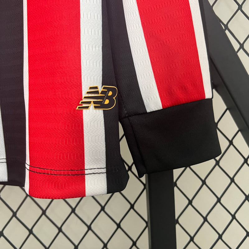 camisa-camiseta-manga-longa-sao-paulo-spfc-new-balance-nb-versao-torcedor-masculina-24-25-away-fora-ii-secundaria-2-james-rodrigues-vermelha-preta-branca-vermelho-preto-branco_3