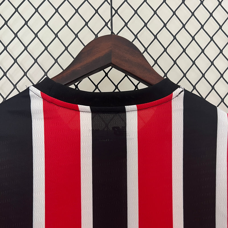camisa-camiseta-manga-longa-sao-paulo-spfc-new-balance-nb-versao-torcedor-masculina-24-25-away-fora-ii-secundaria-2-james-rodrigues-vermelha-preta-branca-vermelho-preto-branco_4