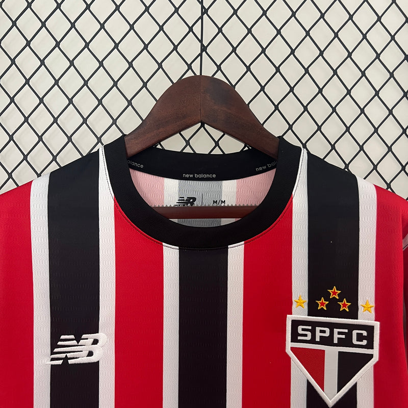 camisa-camiseta-manga-longa-sao-paulo-spfc-new-balance-nb-versao-torcedor-masculina-24-25-away-fora-ii-secundaria-2-james-rodrigues-vermelha-preta-branca-vermelho-preto-branco_5