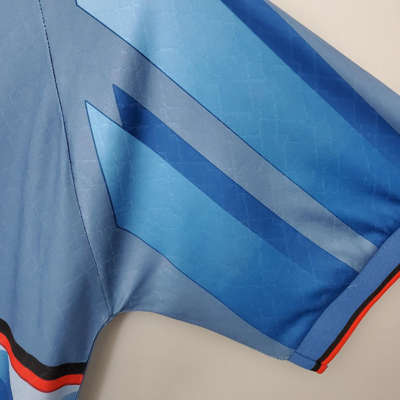 camisa-camiseta-milan-lotto-OPEL-versao-torcedor-masculina-95-96-third-away-fora-iii-terceira-3-azul-branca-branco-retro_3