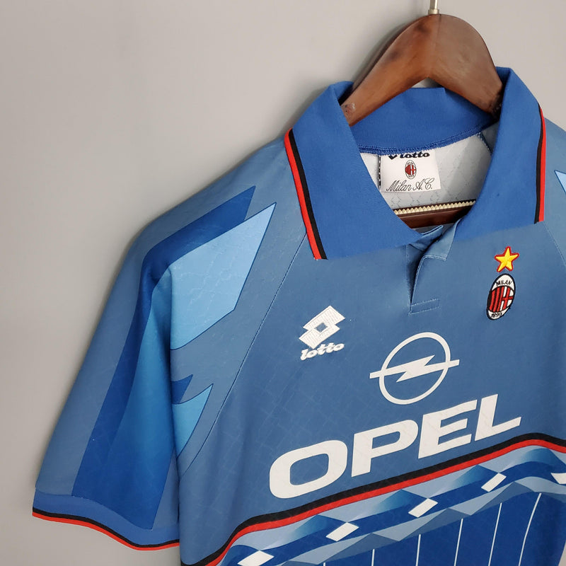 camisa-camiseta-milan-lotto-OPEL-versao-torcedor-masculina-95-96-third-away-fora-iii-terceira-3-azul-branca-branco-retro_5