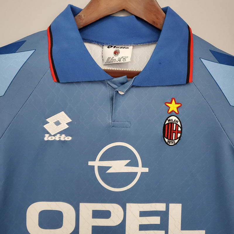 camisa-camiseta-milan-lotto-OPEL-versao-torcedor-masculina-95-96-third-away-fora-iii-terceira-3-azul-branca-branco-retro_6