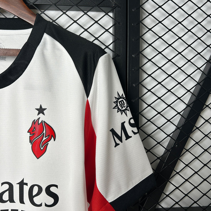 camisa-camiseta-milan-puma-emirates-fly-better-versao-torcedor-masculina-25-26-away-fora-ii-secundaria-2-vermelha-vermelho-preta-preto-branca-branco_5