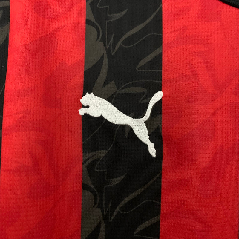camisa-camiseta-milan-puma-emirates-fly-better-versao-torcedor-masculina-25-26-home-casa-i-principal-1-vermelha-vermelho-preta-preto_3