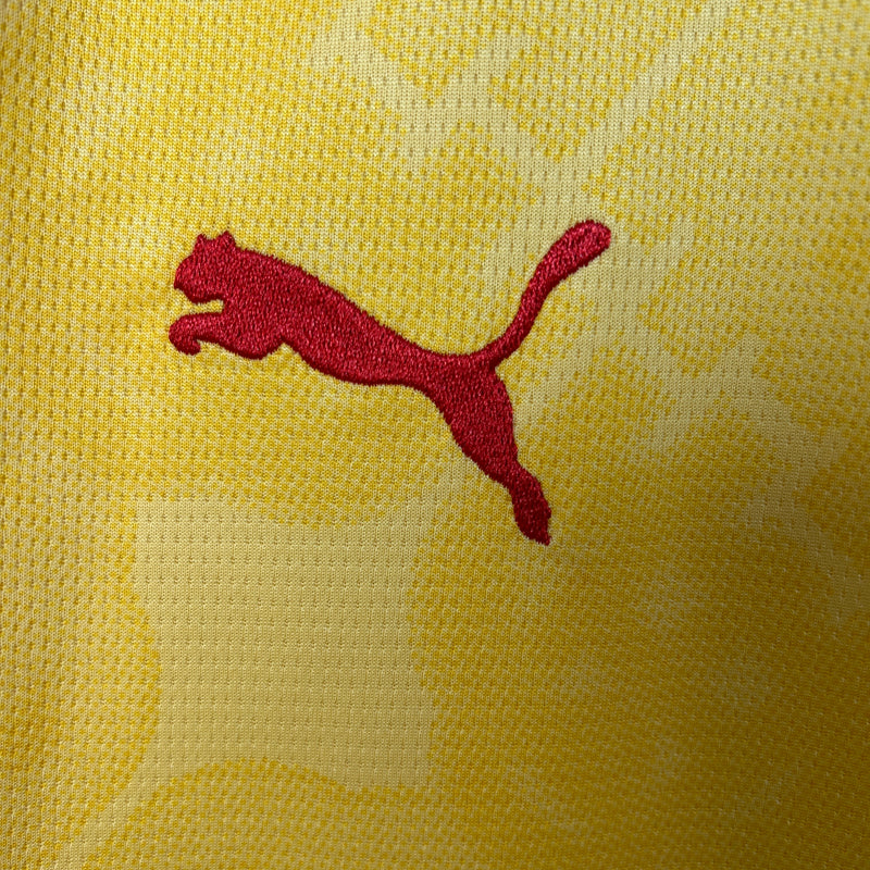 camisa-camiseta-milan-puma-emirates-fly-better-versao-torcedor-masculina-25-26-third-away-fora-iii-terceira-3-vermelha-vermelho-preta-preto-amarela-amarelo-verde_4