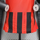 camisa-camiseta-milan-puma-emirates-fly-better-versao-versao-jogador-masculina-24-25-home-casa-i-principal-1-vermelha-preta-branca-vermelho-preto-branco_4