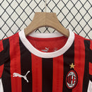 camisa-camiseta-milan-puma-emirates-fly-better-versao-versao-torcedor-conjunto-infantil-kids-24-25-home-casa-i-principal-1-vermelha-preta-branca-vermelho-preto-branc_3