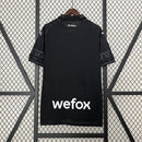 camisa-camiseta-milan-puma-emirates-fly-better-versao-versao-torcedor-masculina-23-24-edicao-edicao-especial-pleasures-preta-preto-cinza-branca-branco_3