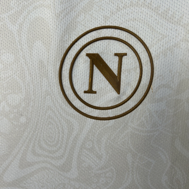camisa-camiseta-napoli-ea7-msc-versao-torcedor-masculina-25-26-away-fora-ii-secundaria-2-azul-branca-branco-bege-dourada-dourado_3