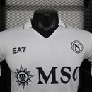 camisa-camiseta-napoli-ea7-msc-versao-versao-jogador-masculina-24-25-away-fora-ii-2-secundaria-branca-branco-preta-preto-azul_5