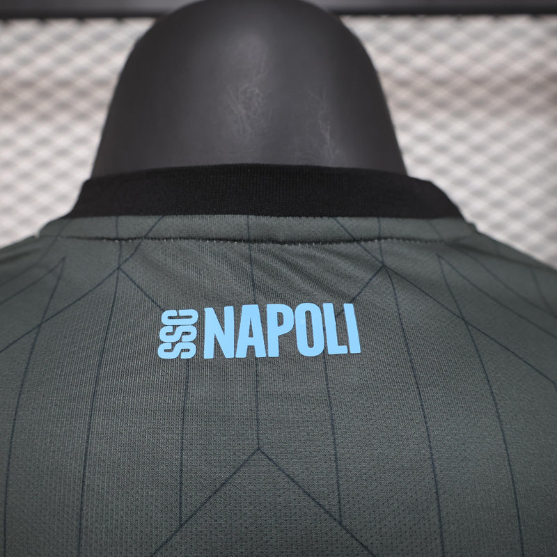 camisa-camiseta-napoli-ea7-msc-versao-versao-jogador-masculina-24-25-third-away-fora-iii-3-terceira-branca-branco-preta-preto-azul-cinza_3