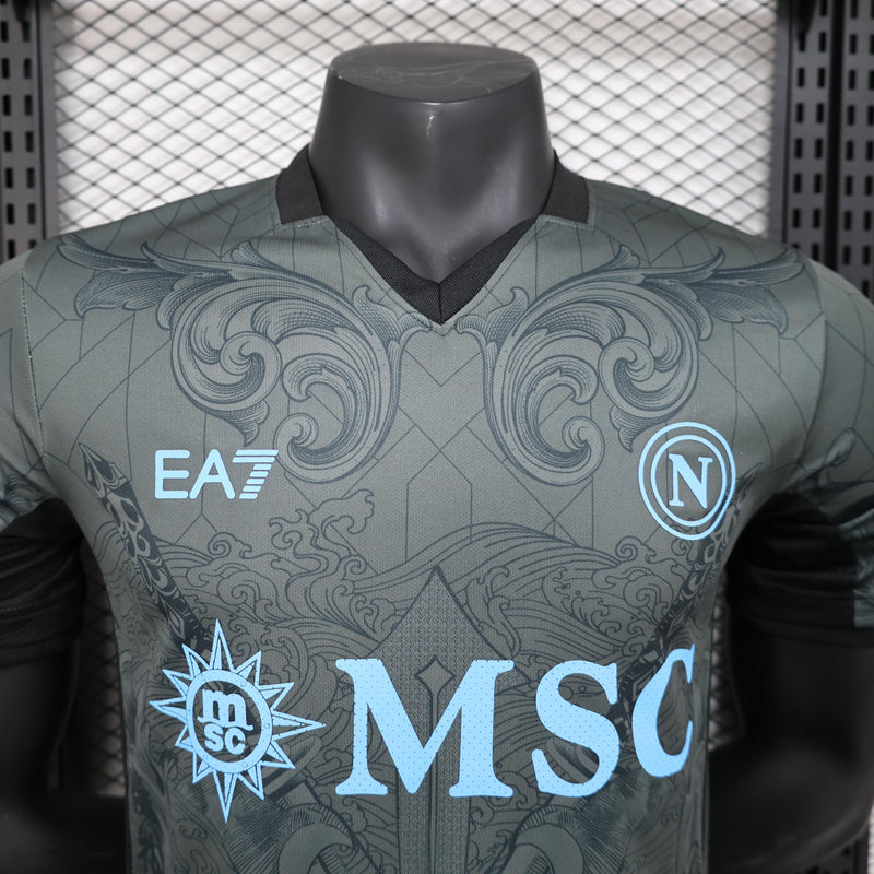camisa-camiseta-napoli-ea7-msc-versao-versao-jogador-masculina-24-25-third-away-fora-iii-3-terceira-branca-branco-preta-preto-azul-cinza_4