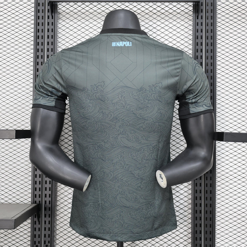 camisa-camiseta-napoli-ea7-msc-versao-versao-jogador-masculina-24-25-third-away-fora-iii-3-terceira-branca-branco-preta-preto-azul-cinza_6
