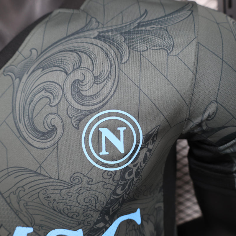 camisa-camiseta-napoli-ea7-msc-versao-versao-jogador-masculina-24-25-third-away-fora-iii-3-terceira-branca-branco-preta-preto-azul-cinza_7