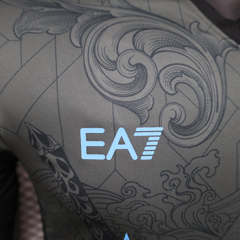 camisa-camiseta-napoli-ea7-msc-versao-versao-jogador-masculina-24-25-third-away-fora-iii-3-terceira-branca-branco-preta-preto-azul-cinza_8