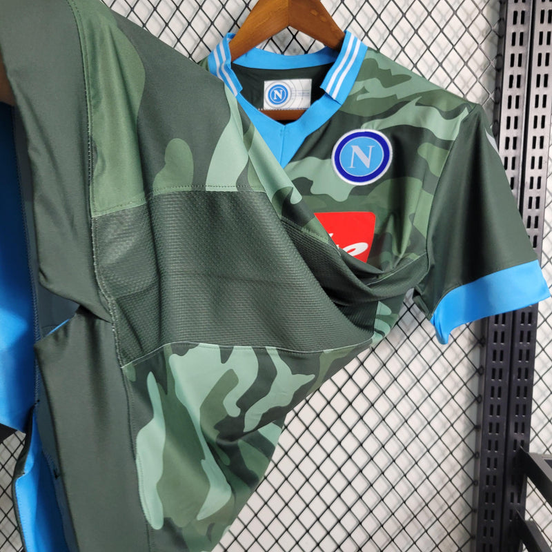 camisa-camiseta-napoli-macron-lete-versao-versao-torcedor-masculina-13-14-away-fora-ii-2-secundaria-branca-branco-azul-verde-camuflada-camuflado-retro-retro_8