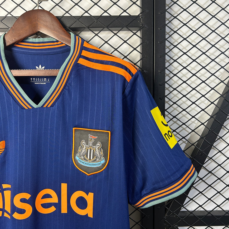 camisa-camiseta-newcastle-united-adidas-sela-versao-torcedor-masculina-25-26-third-away-fora-iii-terceira-3-azul-laranja_5