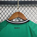 camisa-camiseta-newcastle-united-castore-sela-versao-versao-torcedor-conjunto-infantil-shorts-23-24-away-fora-ii-secundaria-2-preta-branca-preto-branco-verde_10