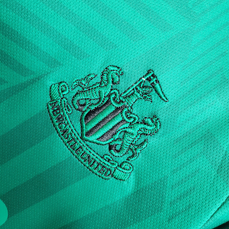camisa-camiseta-newcastle-united-castore-sela-versao-versao-torcedor-conjunto-infantil-shorts-23-24-away-fora-ii-secundaria-2-preta-branca-preto-branco-verde_5