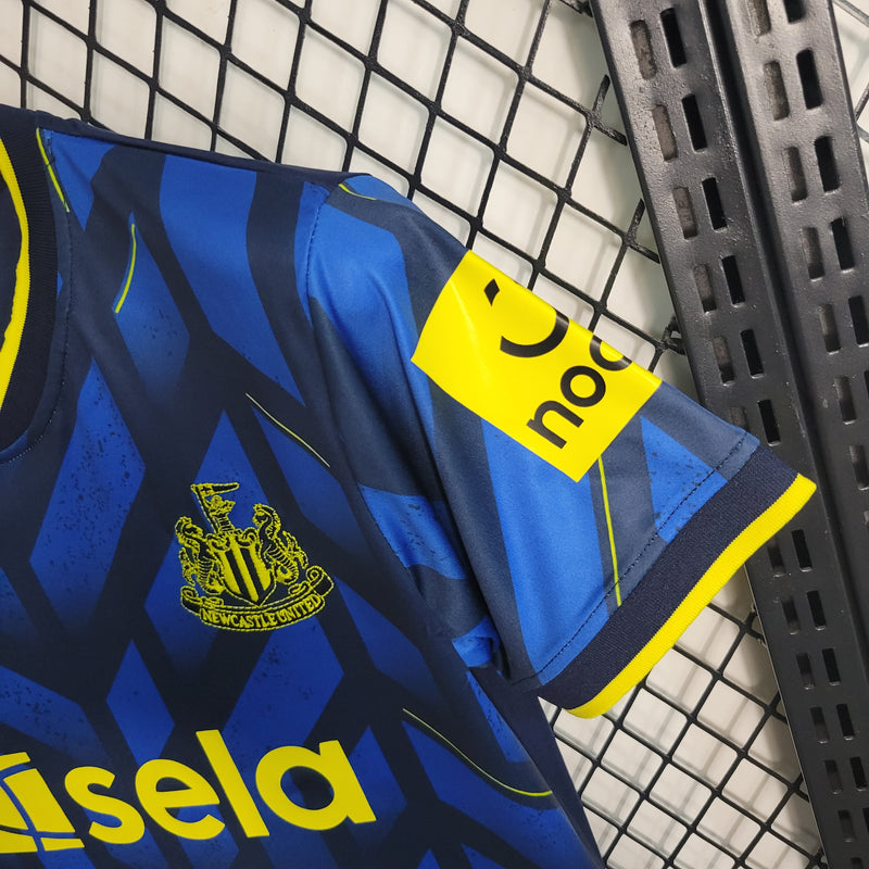 camisa-camiseta-newcastle-united-castore-sela-versao-versao-torcedor-conjunto-infantil-shorts-23-24-third-away-fora-iii-terceira-3-preta-branca-preto-branco-azul-amarela-amarelo_12