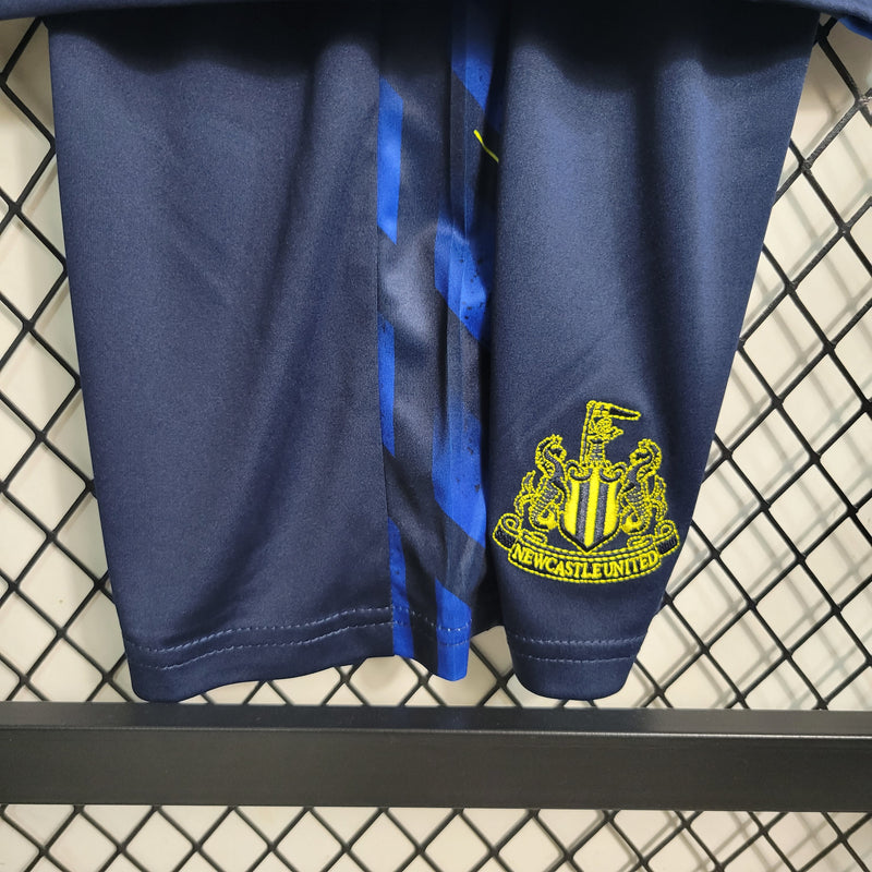 camisa-camiseta-newcastle-united-castore-sela-versao-versao-torcedor-conjunto-infantil-shorts-23-24-third-away-fora-iii-terceira-3-preta-branca-preto-branco-azul-amarela-amarelo_4