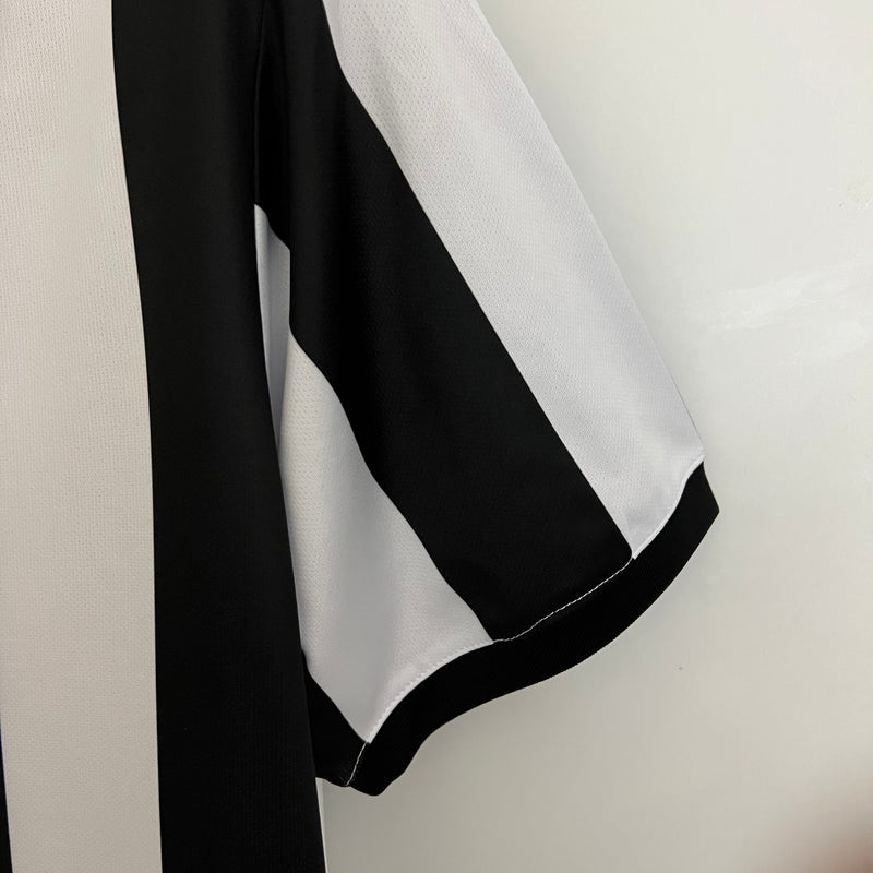 camisa-camiseta-newcastle-united-castore-sela-versao-versao-torcedor-masculina-23-24-comemorativa-130-anos-preta-branca-preto-branco_5