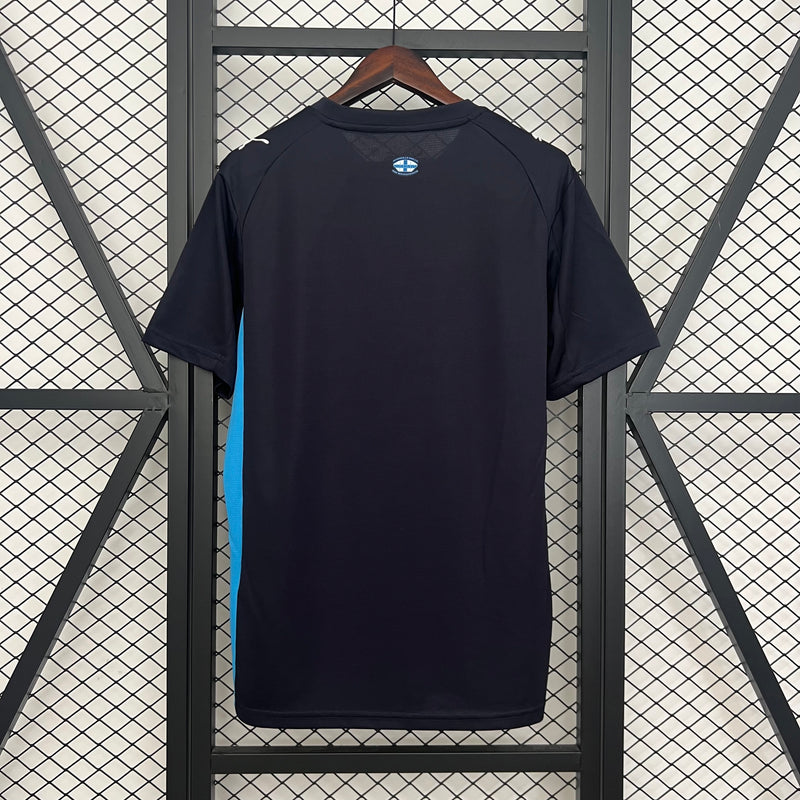 camisa-camiseta-olympique-de-marseille-puma-cma-cgm-versao-torcedor-masculina-25-26-away-fora-ii-secundaria-2-branca-branco-azul-preta-preto_6