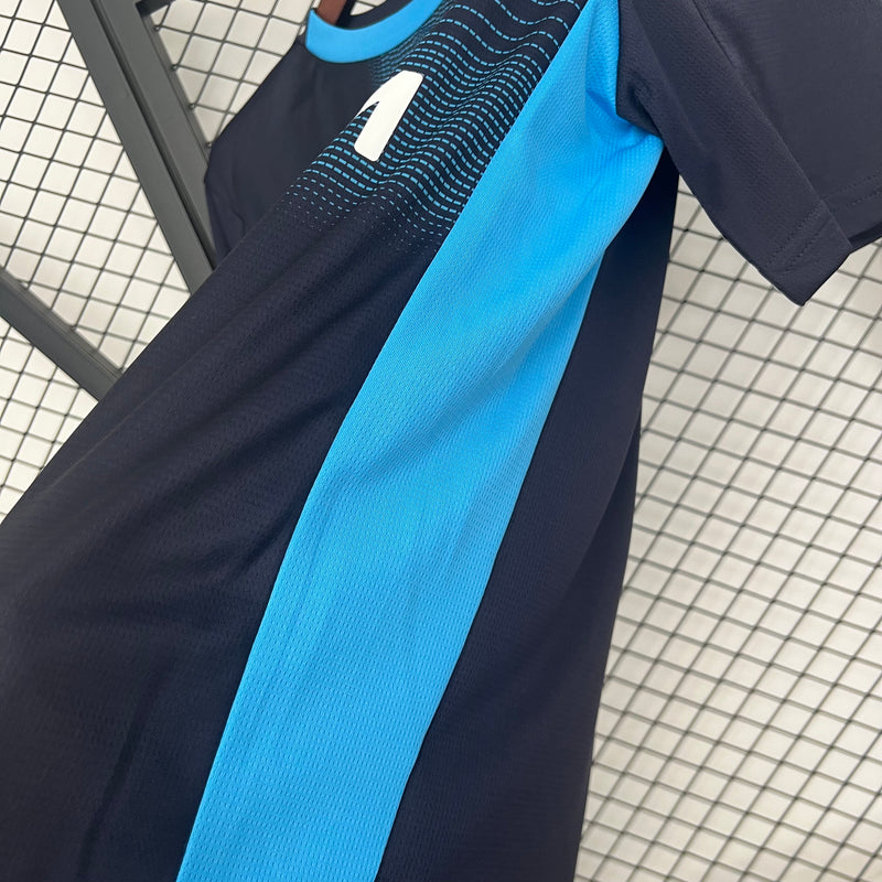 camisa-camiseta-olympique-de-marseille-puma-cma-cgm-versao-torcedor-masculina-25-26-away-fora-ii-secundaria-2-branca-branco-azul-preta-preto_7