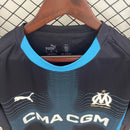 camisa-camiseta-olympique-de-marseille-puma-cma-cgm-versao-torcedor-masculina-25-26-away-fora-ii-secundaria-2-branca-branco-azul-preta-preto_8