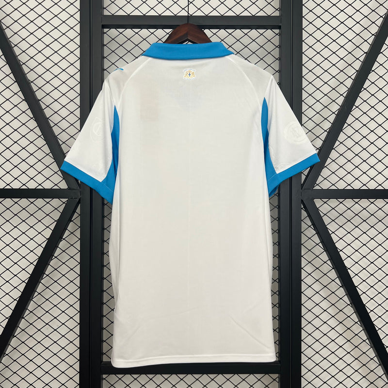 camisa-camiseta-olympique-de-marseille-puma-cma-cgm-versao-torcedor-masculina-25-26-home-casa-i-principal-1-branca-branco-azul_2