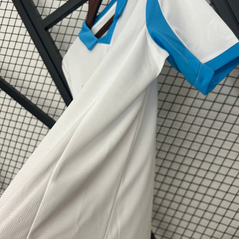 camisa-camiseta-olympique-de-marseille-puma-cma-cgm-versao-torcedor-masculina-25-26-home-casa-i-principal-1-branca-branco-azul_9