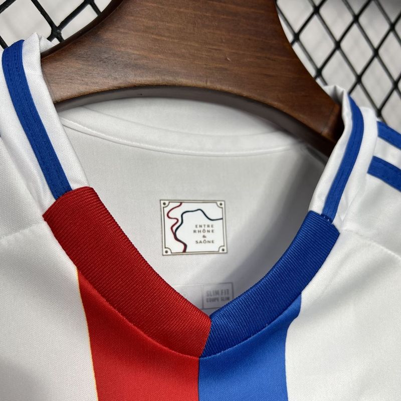 camisa-camiseta-olympique-lyonnais-lyon-adidas-emirates-fly-better-versao-versao-torcedor-conjunto-infantil-24-25-home-casa-i-principal-1-branca-branco-dourado-dourada-azul-vermelha-v_396eb900-7abf-429d-a51b-4038ecbe0922