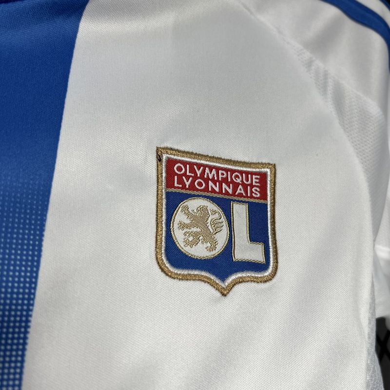 camisa-camiseta-olympique-lyonnais-lyon-adidas-emirates-fly-better-versao-versao-torcedor-conjunto-infantil-24-25-home-casa-i-principal-1-branca-branco-dourado-dourada-azul-vermelha-v_8fe4ba67-7841-46e2-9a21-eaef4f4a7224