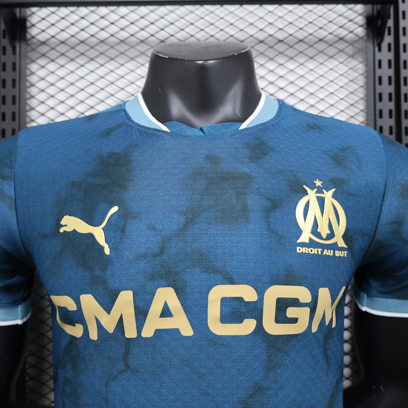 camisa-camiseta-olympique-marseille-puma-cmacgm-versao-versao-jogador-masculina-24-25-away-fora-ii-secundaria-2-azul-dourada-dourado_10
