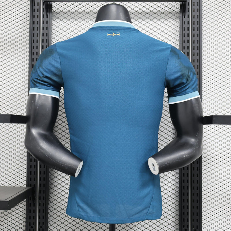 camisa-camiseta-olympique-marseille-puma-cmacgm-versao-versao-jogador-masculina-24-25-away-fora-ii-secundaria-2-azul-dourada-dourado_2