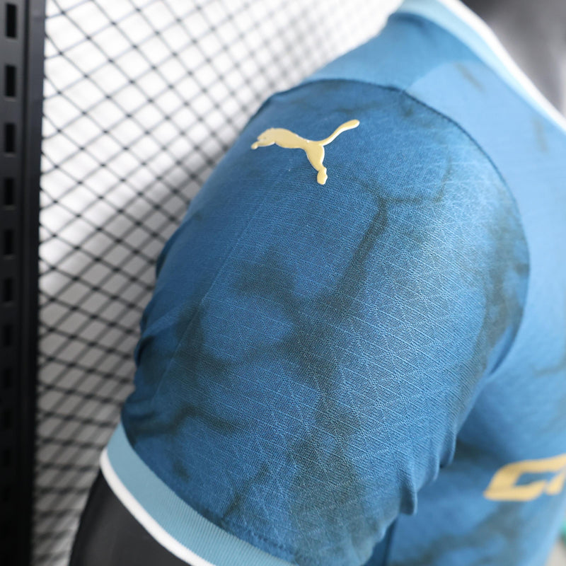 camisa-camiseta-olympique-marseille-puma-cmacgm-versao-versao-jogador-masculina-24-25-away-fora-ii-secundaria-2-azul-dourada-dourado_3