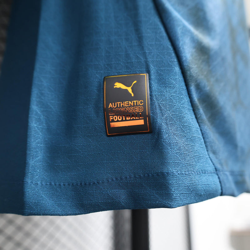 camisa-camiseta-olympique-marseille-puma-cmacgm-versao-versao-jogador-masculina-24-25-away-fora-ii-secundaria-2-azul-dourada-dourado_4