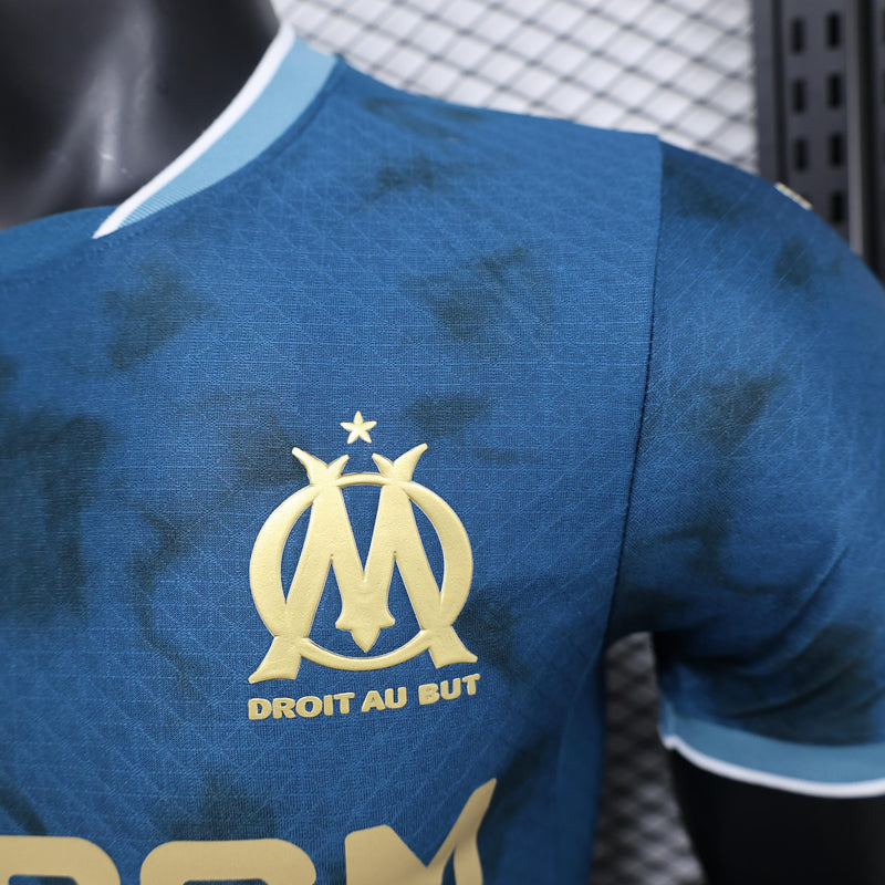 camisa-camiseta-olympique-marseille-puma-cmacgm-versao-versao-jogador-masculina-24-25-away-fora-ii-secundaria-2-azul-dourada-dourado_6
