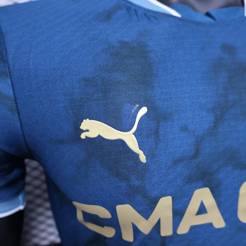 camisa-camiseta-olympique-marseille-puma-cmacgm-versao-versao-jogador-masculina-24-25-away-fora-ii-secundaria-2-azul-dourada-dourado_7