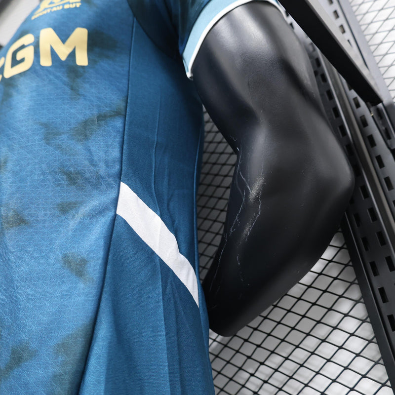 camisa-camiseta-olympique-marseille-puma-cmacgm-versao-versao-jogador-masculina-24-25-away-fora-ii-secundaria-2-azul-dourada-dourado_9