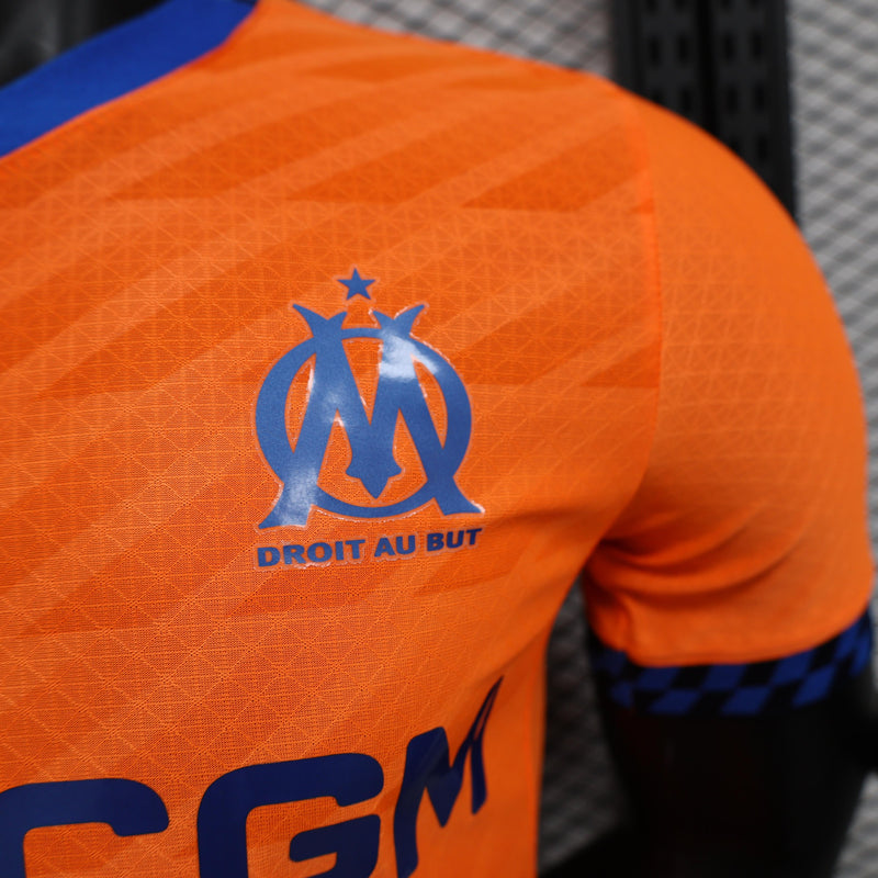 camisa-camiseta-olympique-marseille-puma-cmacgm-versao-versao-jogador-masculina-24-25-third-away-fora-iii-terceira-3-azul-laranja_2