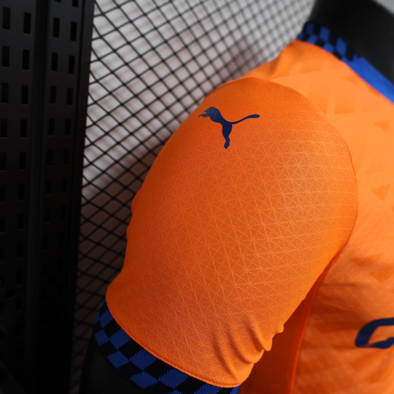 camisa-camiseta-olympique-marseille-puma-cmacgm-versao-versao-jogador-masculina-24-25-third-away-fora-iii-terceira-3-azul-laranja_4
