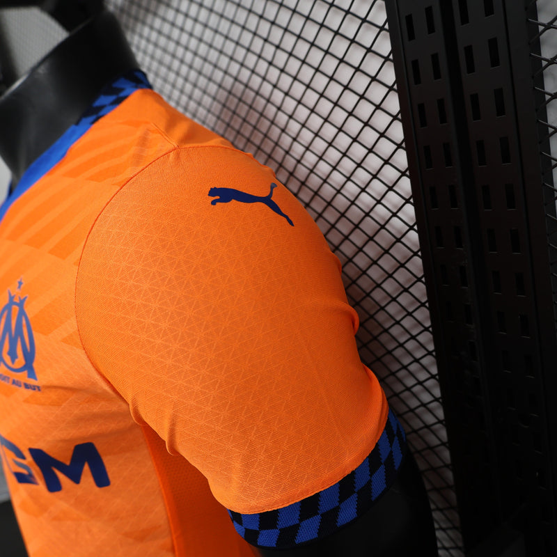 camisa-camiseta-olympique-marseille-puma-cmacgm-versao-versao-jogador-masculina-24-25-third-away-fora-iii-terceira-3-azul-laranja_9