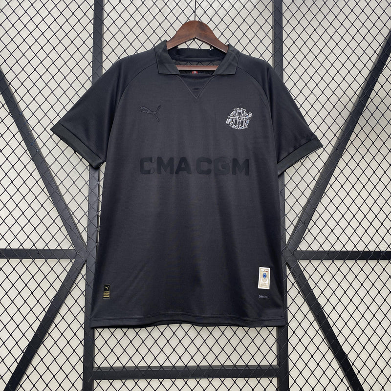 camisa-camiseta-olympique-marseille-puma-cmacgm-versao-versao-torcedor-masculina-24-25-edicao-edicao-especial-preta-preto-branca-branco-azul_1