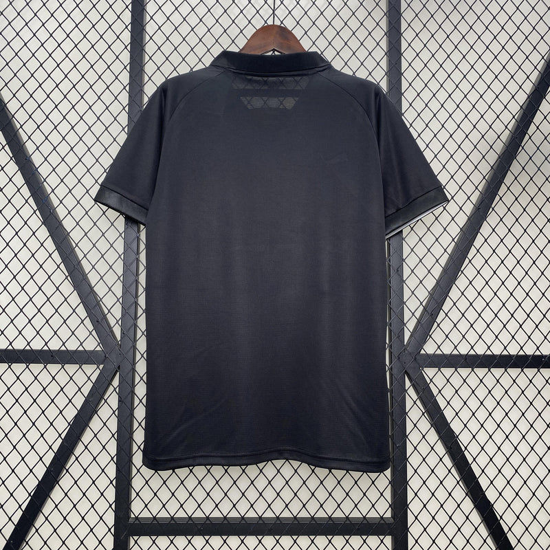camisa-camiseta-olympique-marseille-puma-cmacgm-versao-versao-torcedor-masculina-24-25-edicao-edicao-especial-preta-preto-branca-branco-azul_5