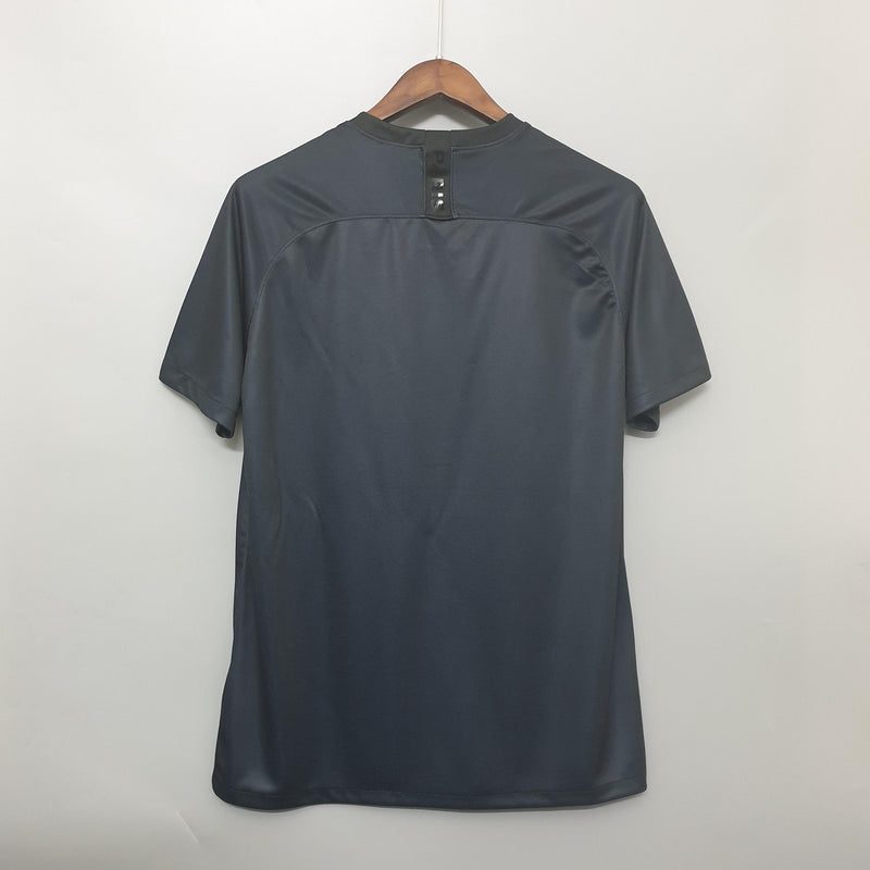 camisa-camiseta-paris-saint-germain-psg-jordan-all-accor-live-limitless-versao-versao-torcedor-masculina-19-20-fourth-away-fora-iv-quarta-4-neymar-jr-preta-preto-retro-retro_4